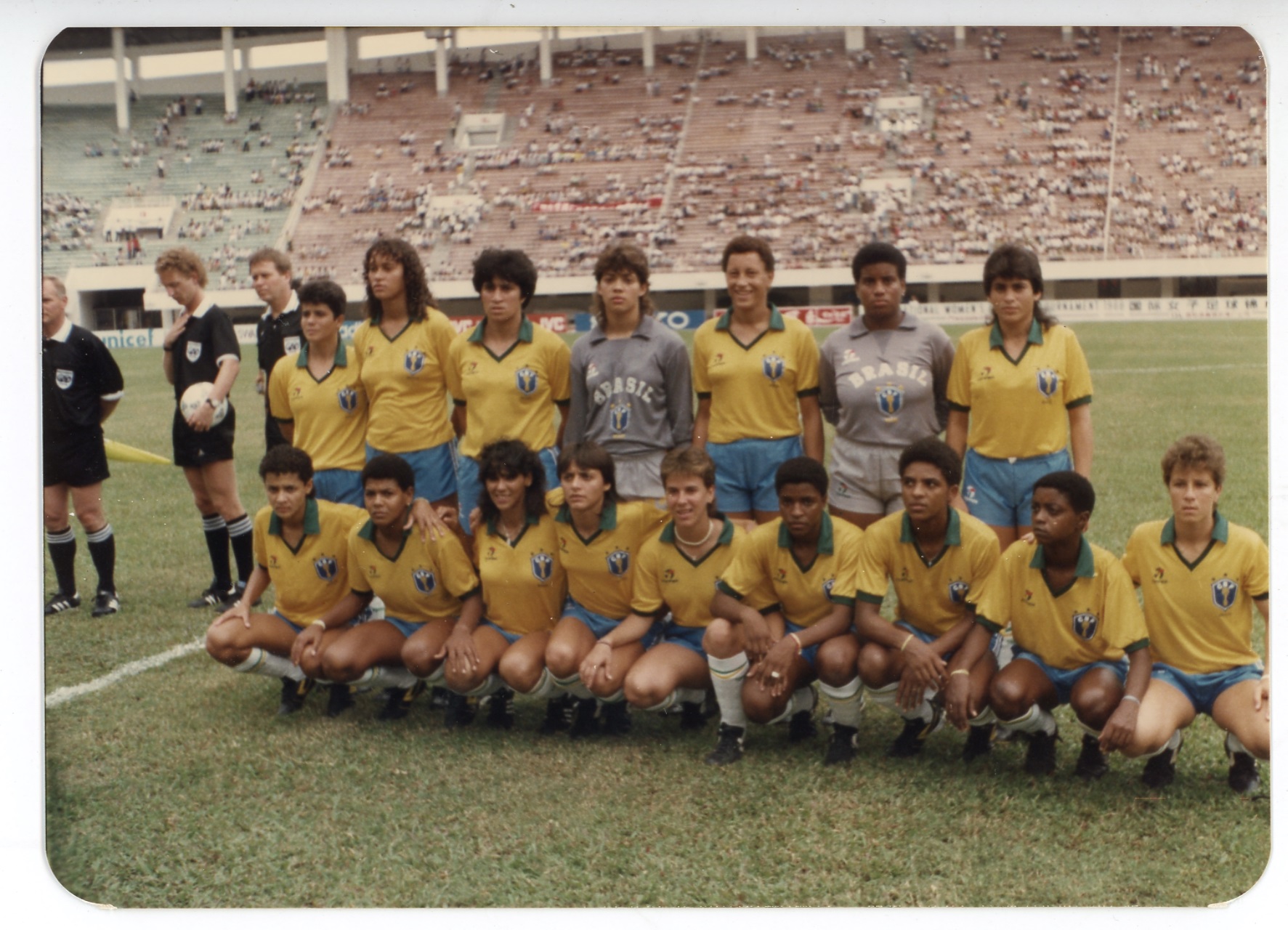 Seleção brasileira feminina de futebol nos anos 1990.