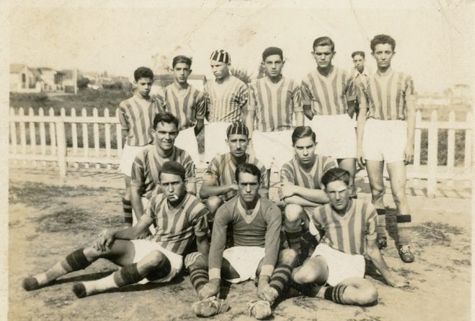Foto em preto e branco do quadro juvenil do time Santa Marina A.C