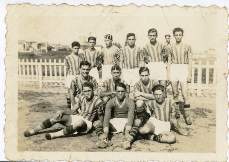 Foto em preto e branco do quadro juvenil do time Santa Marina A.C