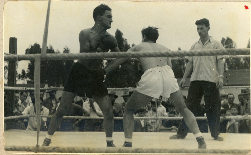Foto em preto e branco de atletas lutando