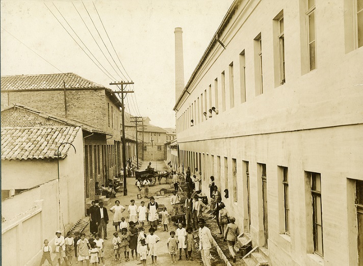 Imagem em preto e branco de pessoas da Vila Operária construída na década de 1910