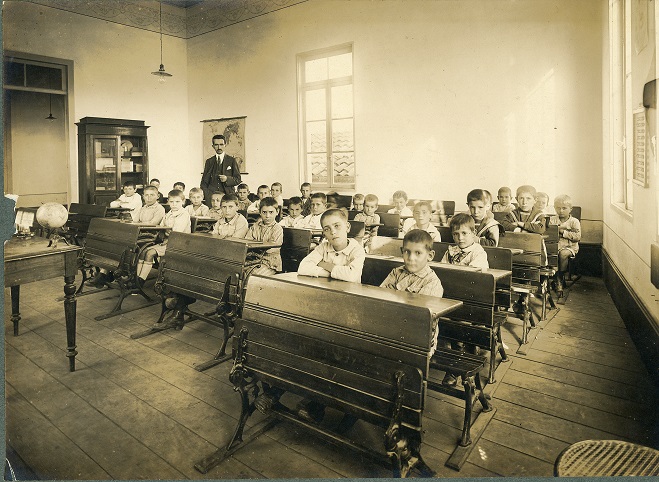 Foto em preto e branco dos estudantes da Escola Santa Marina, dividos por gênero