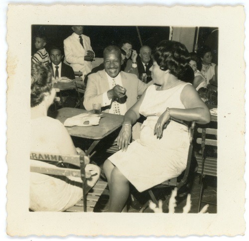 Foto em preto e branco de Moacyr e Clotilde, em uma festa