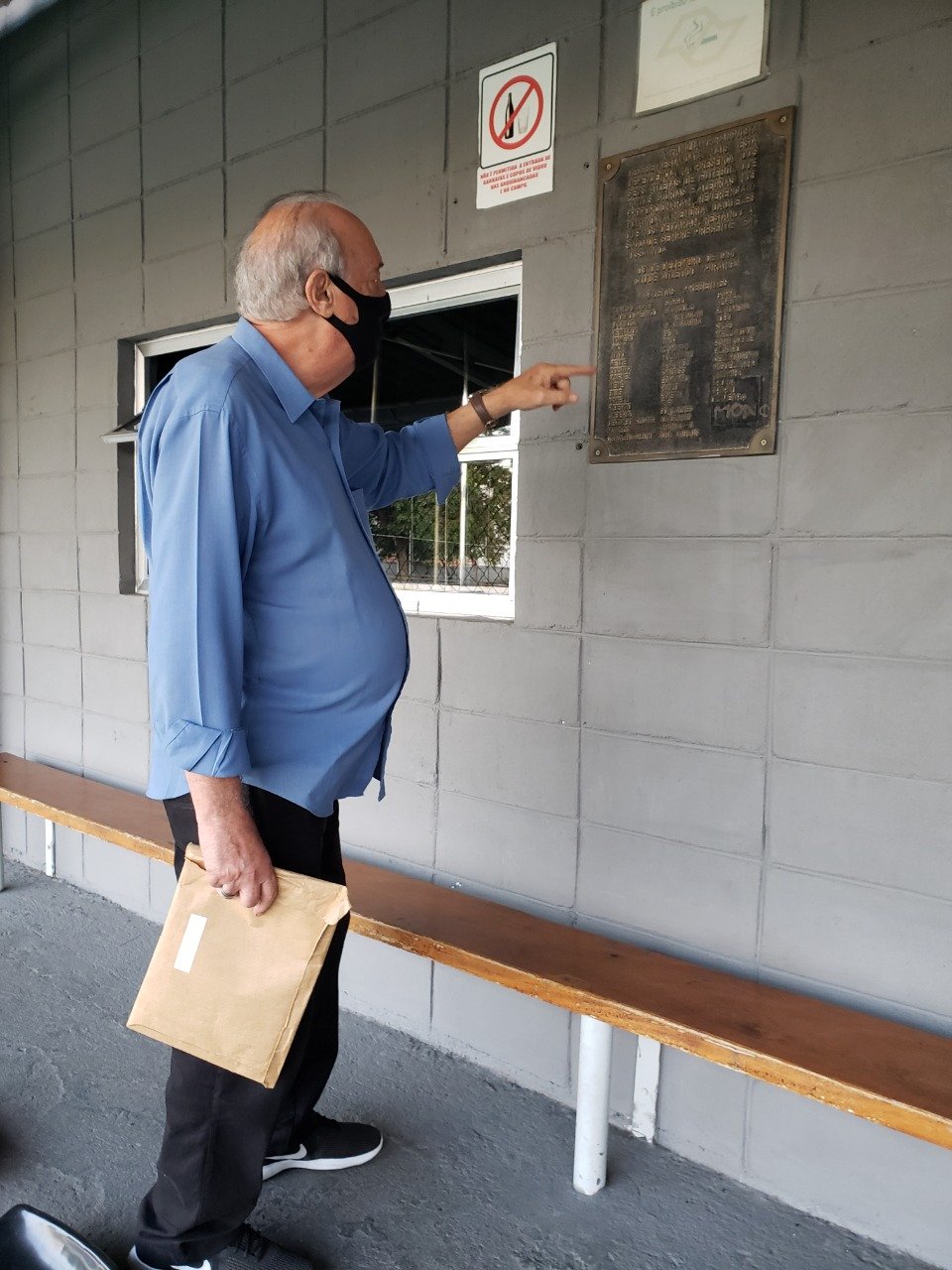 Foto de Roberto Nappi apontando para uma placa