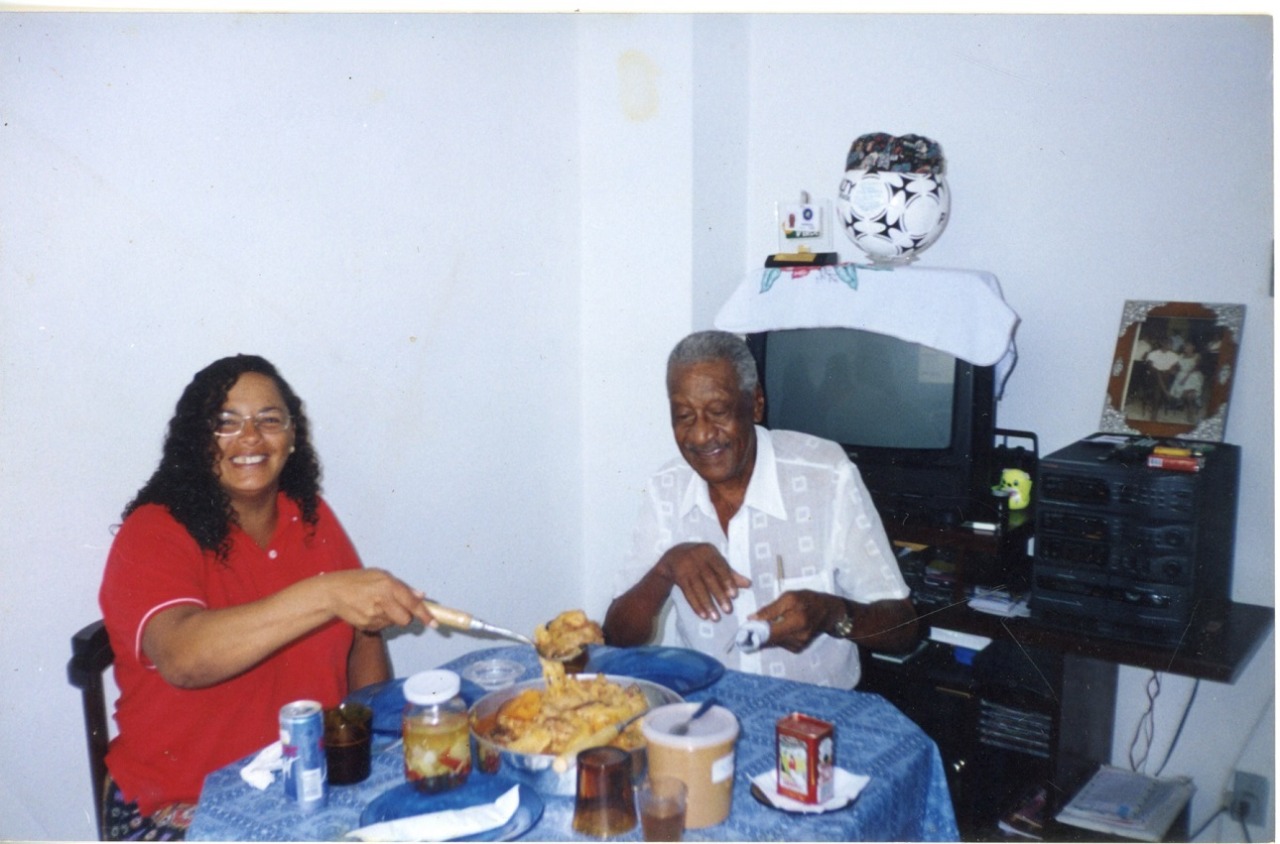 foto colorida com Moacyr Barbosa, almoçando com sua filha Tereza