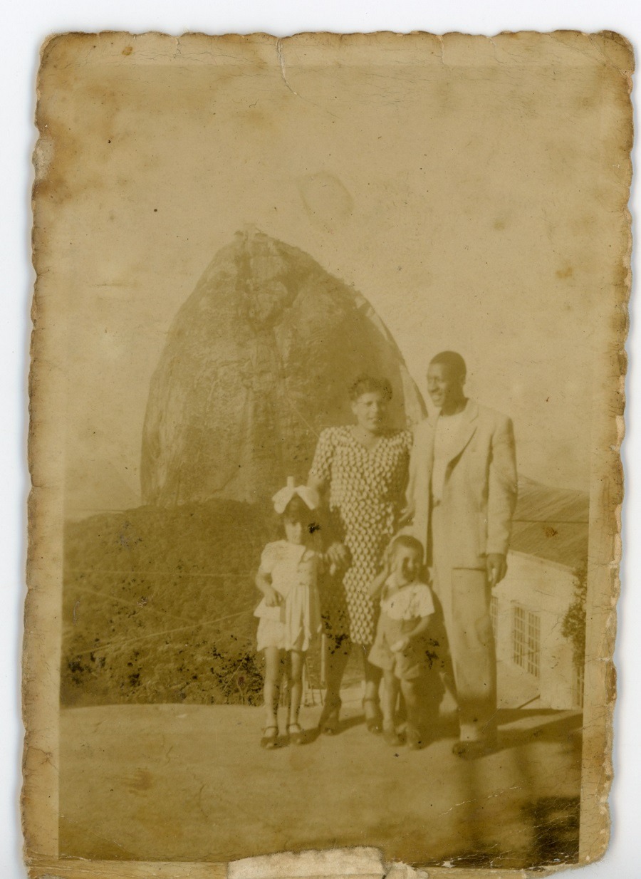 Foto em preto e branco com duas crianças e um casal