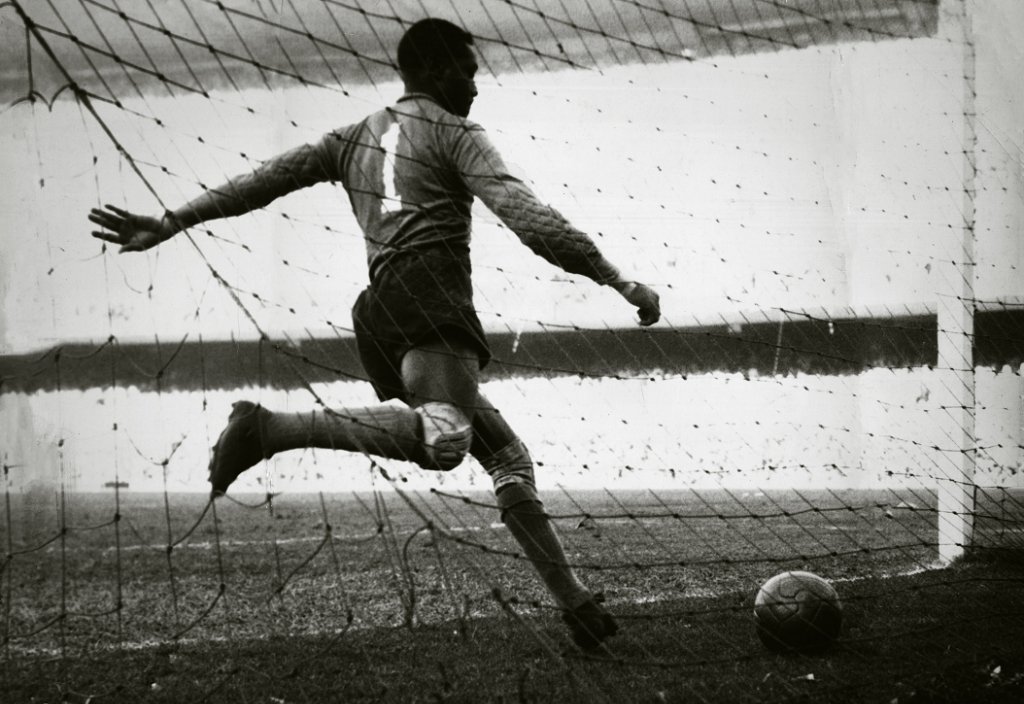 Imagem em preto e branco do goleiro Moacyr Barbosa de costas