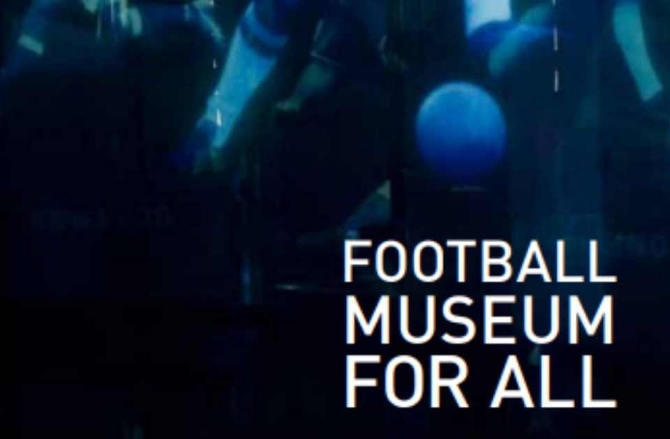 Imagem com fundo azul, com os dizeres Football Museum For All em branco