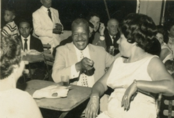 Imagem em preto e branco de Moacyr Barbosa e Clotilde Melônio sentados à uma mesa