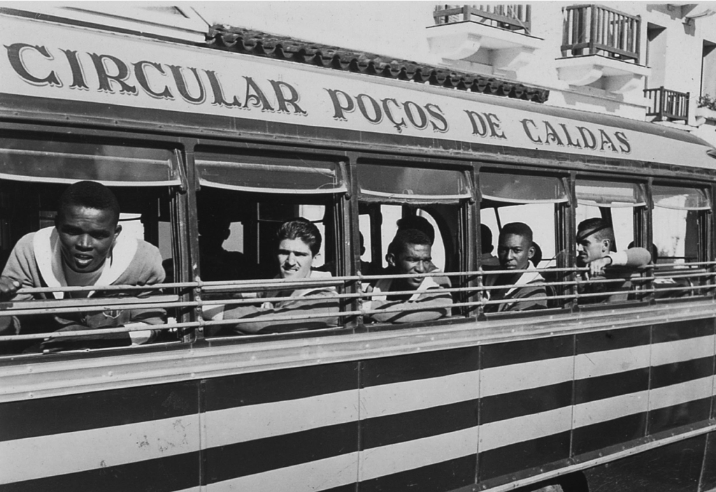 imagem em preto e branco de jogadores em um trem