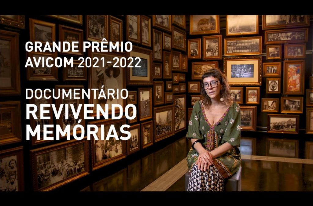 imagem com sala origens no museu do futebol, mulher sentada e dizeres Grande Prêmio avicom 2021-2022