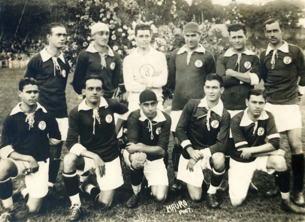 foto preto e branco com jogadores de futebol
