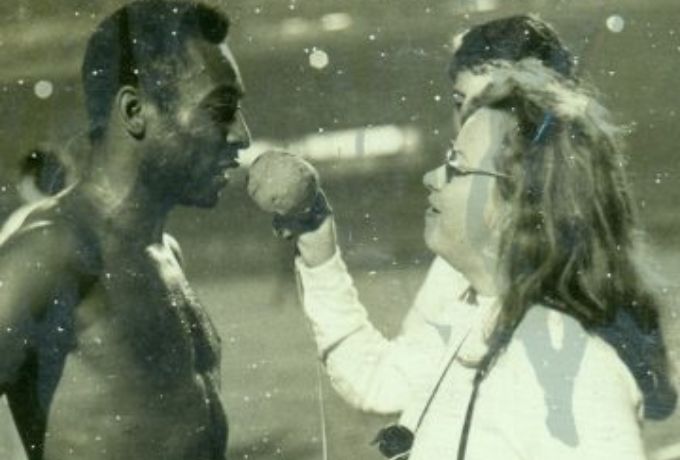 Imagem em preto e branco de Pelé sendo entrevistado por Leila Silveira