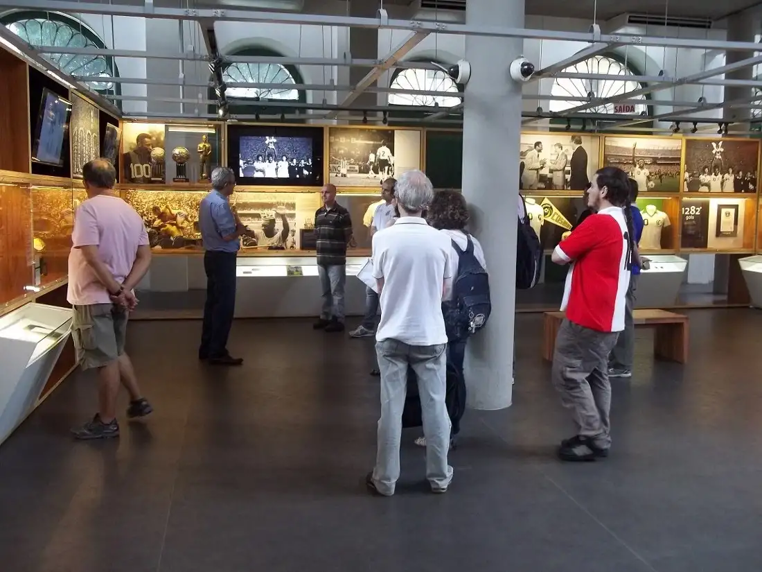 Foto mostra o ambiente do Museu Pelé, em Santos. Um espaço amplo com várias vitrines de objetos