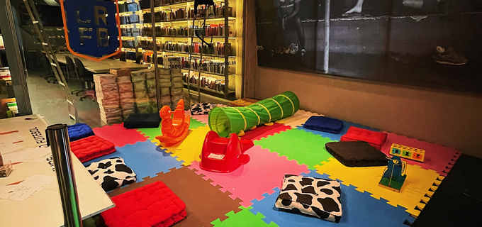 Imagem de um espaço com brinquedos infantis e coloridos dentro do Museu do Futebol