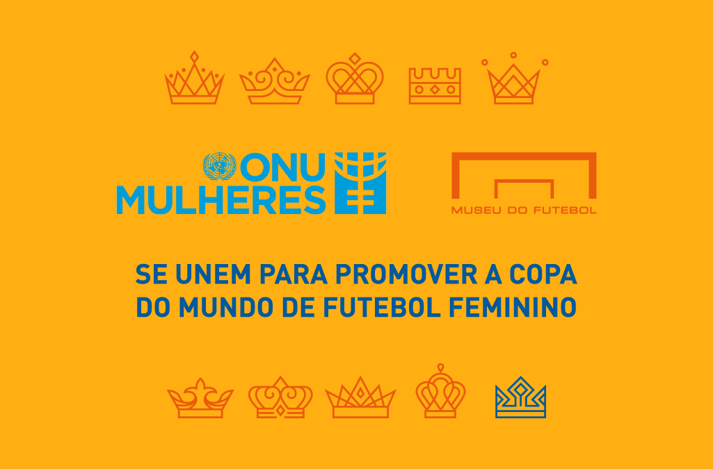 Ilustração amarela com os logos da ONU Mulheres e Museu do Futebol e a frase "se unem para promover a Copa do Mundo de Futebol Feminino"