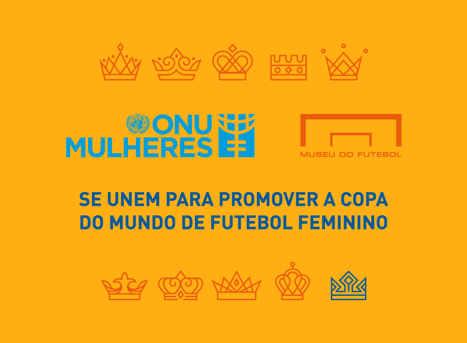 Ilustração amarela com os logos da ONU Mulheres e Museu do Futebol e a frase "se unem para promover a Copa do Mundo de Futebol Feminino"