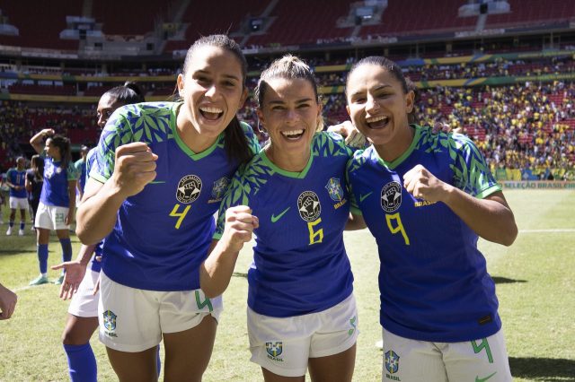 Rafaelle, Tamires e Debinha com a camisa azul da Seleção