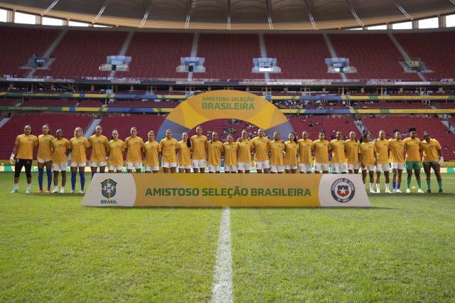 Seleção Brasileira Feminina em formação antes de um jogo amistoso. 