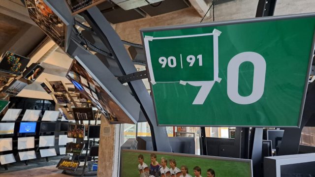 Sala Copas do Mundo em reforma. Em primeiro plano, a tela onde estava escrito "90", em fundo verde, aparece com um papel colado na sua frente com "90/91", indicando que ali haverá uma mudança.