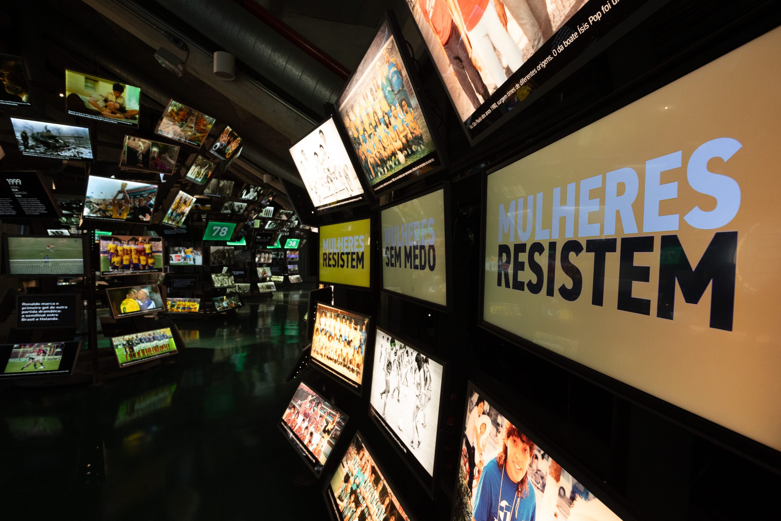 Imagem da sala das Copas destacando um painel lateral onde se lê a frase "Mulheres resistem"