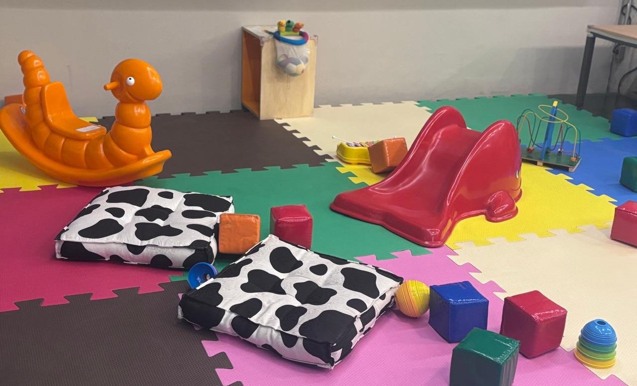 Imagem de uma salinha com brinquedos infantis