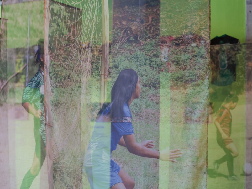 Imagem de fotos de jogadoras indígenas impressas em tecido.