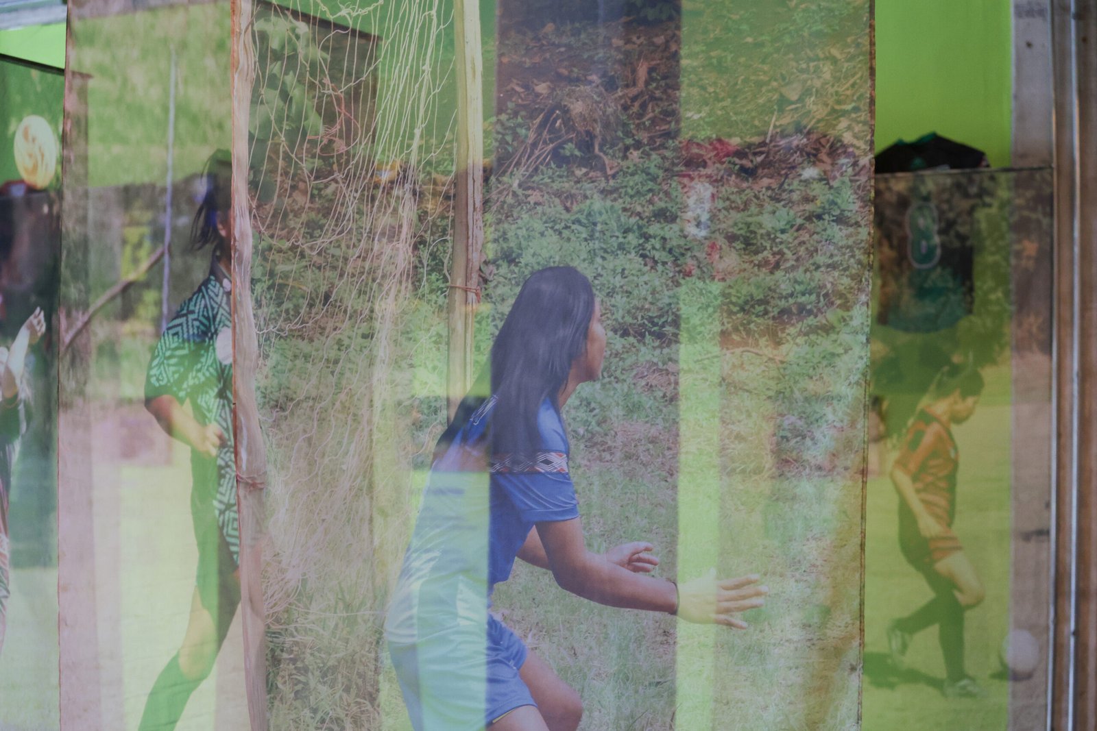 Imagem de fotos de jogadoras indígenas impressas em tecido.