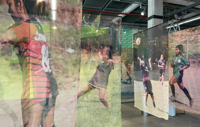 Foto da exposição temporária, imagens das mulheres indígenas jogando futebol
