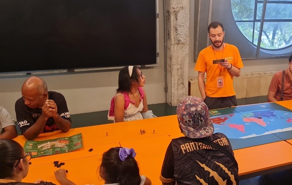 Imagem de um educador fazendo a atividade, Desafio Copas do Mundo.