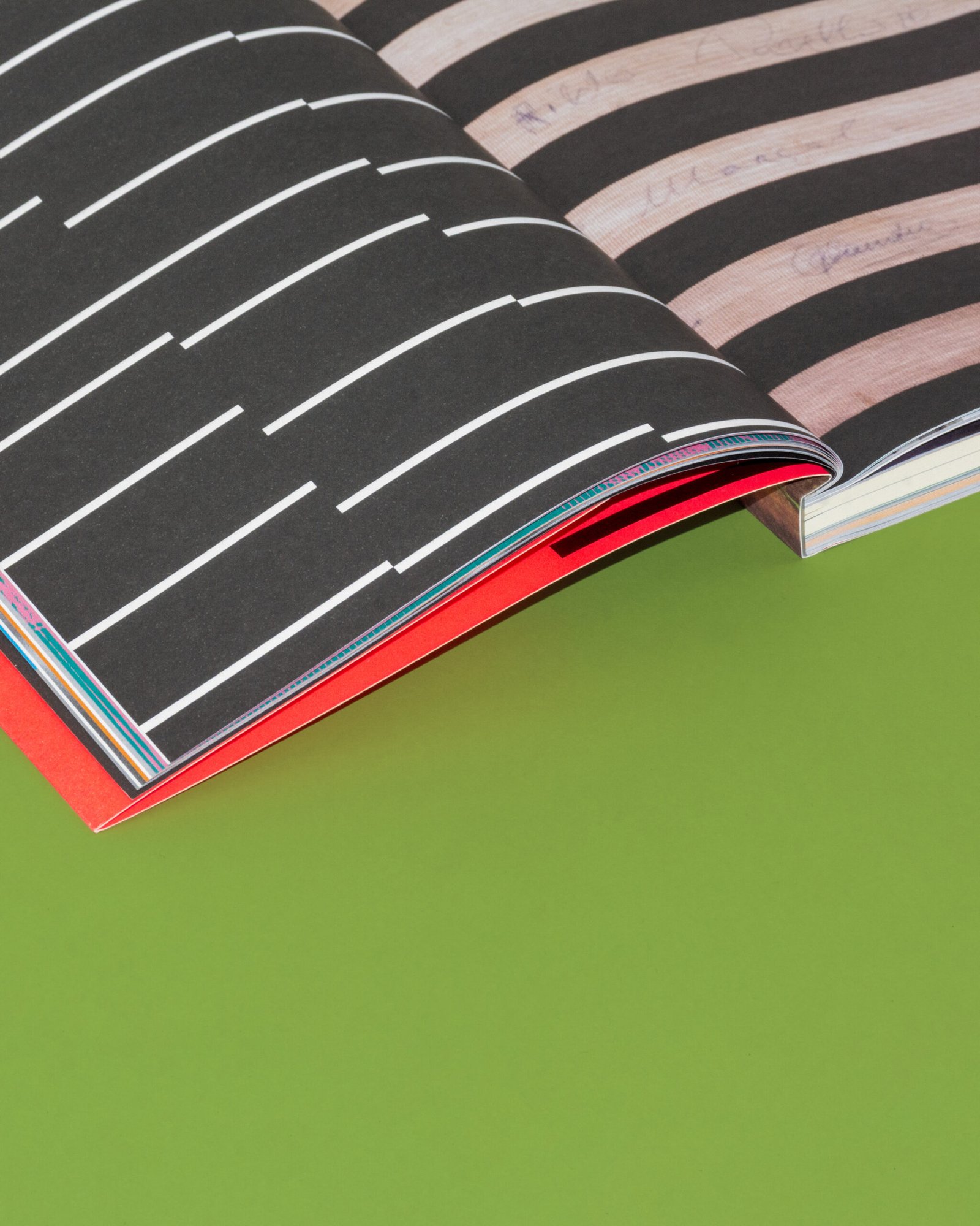 Detalhe de páginas internas da revista onde se vê grafismos em preto e branco (linhas retas)