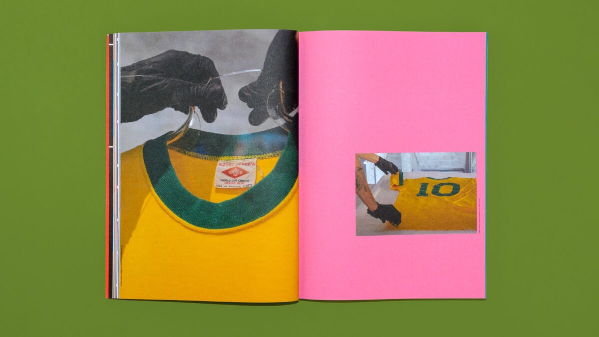 Fotos de dentro da revista. Camisa Pele Copa de 70, de acervo de colecionador