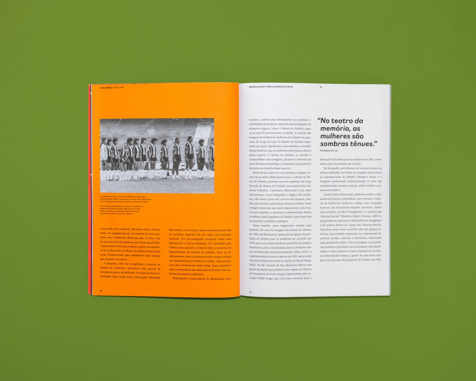 Páginas internas da revista. A da esquerda tem cor laranja e uma foto de um time perfilado em preto e branco. A da direita é em papel branco.