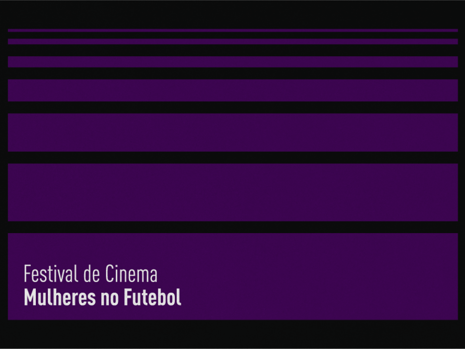 arte com fundo preto e grafismos de faixas horizontais em roxo, com os dizeres Festival de Cinema Mulheres no Futebol
