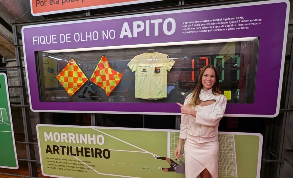 Imagem da Renata Ruel frente à vitrine