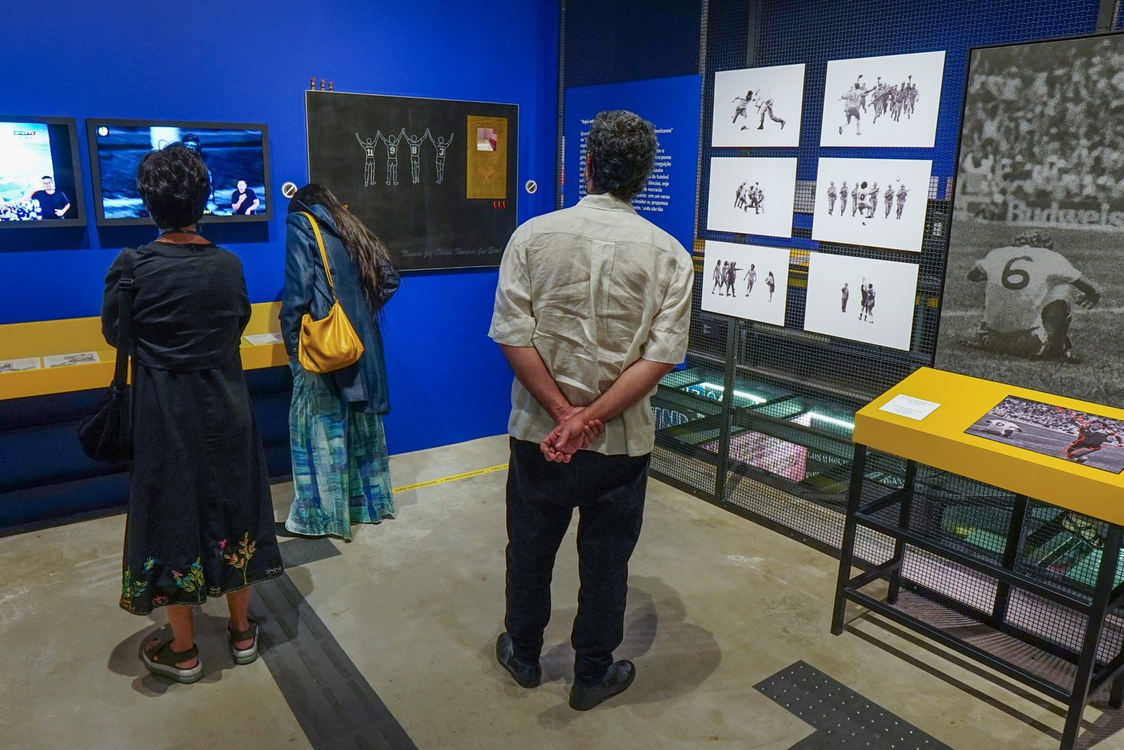 Vista da exposição mostrando o módulo "jogo sucio"