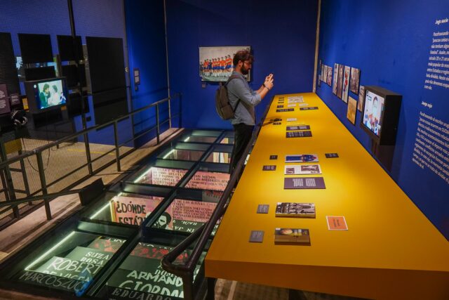 Sob o chão de vidro, a obra “Escadaria de Memória”, de Sabrina Savani.