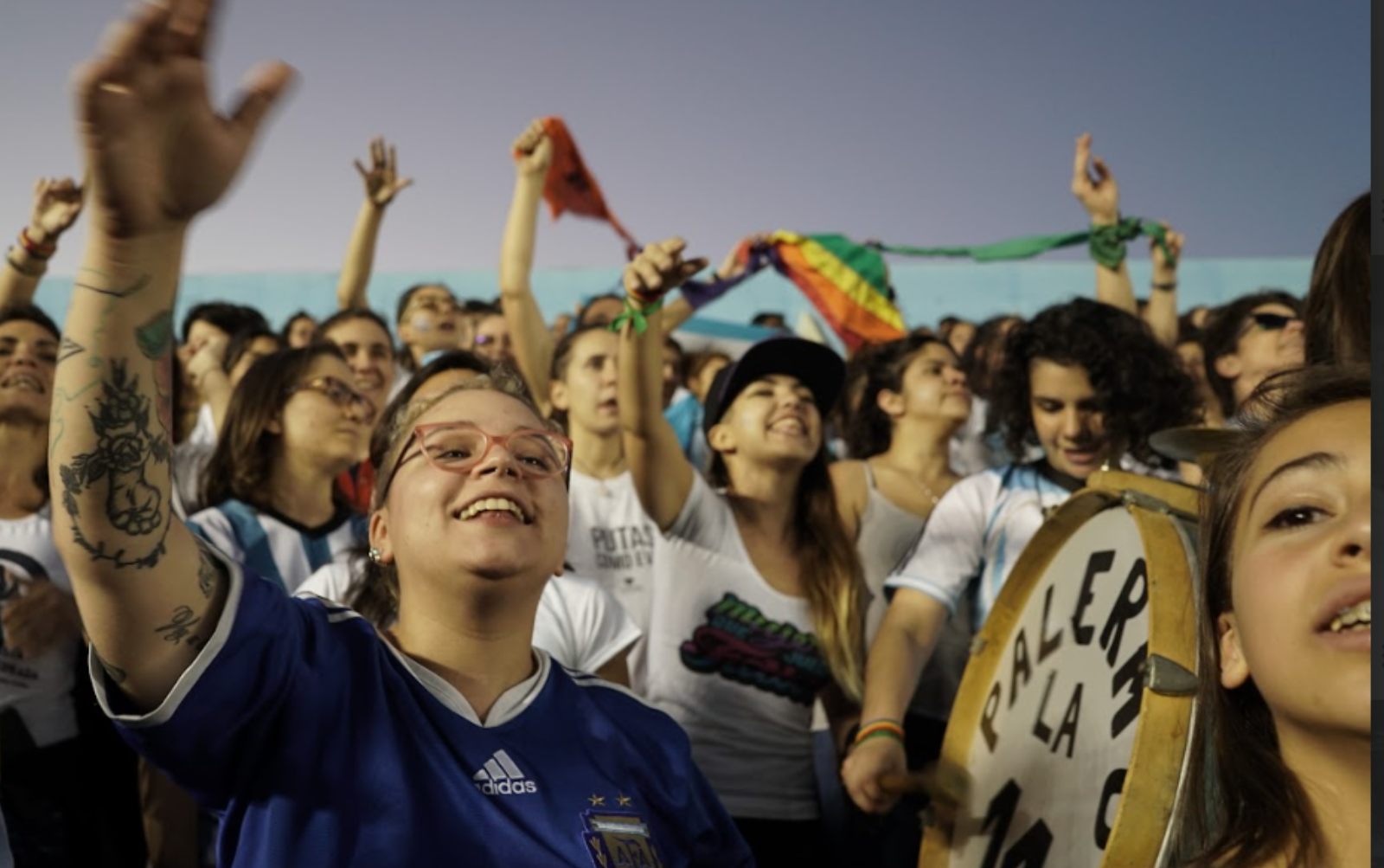 Imagem de torcedoras celebrando