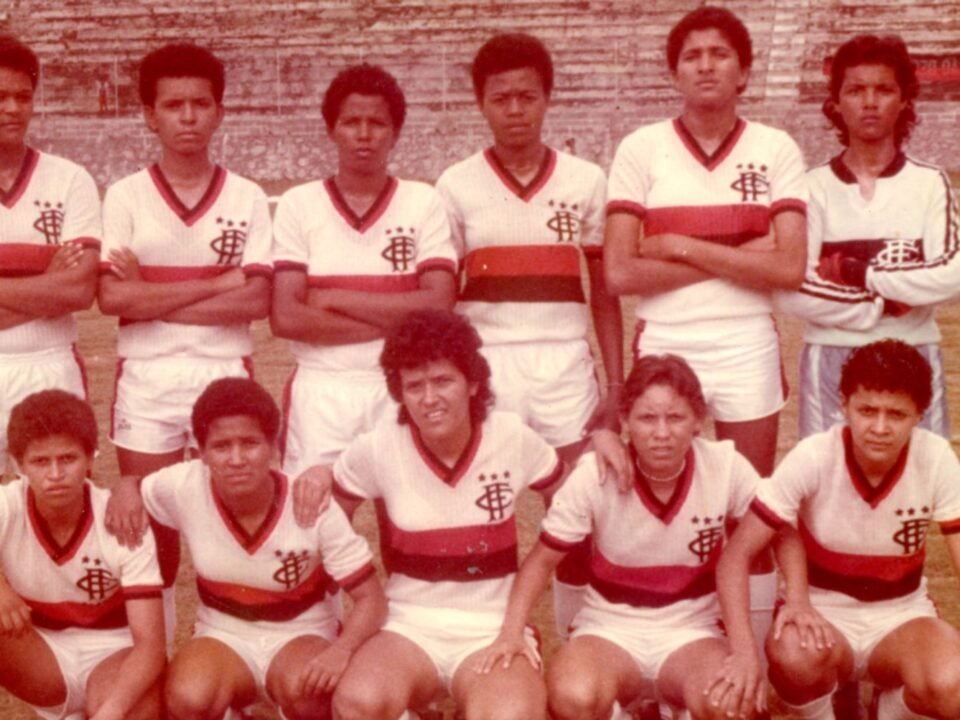 foto antiga de um time de mulheres