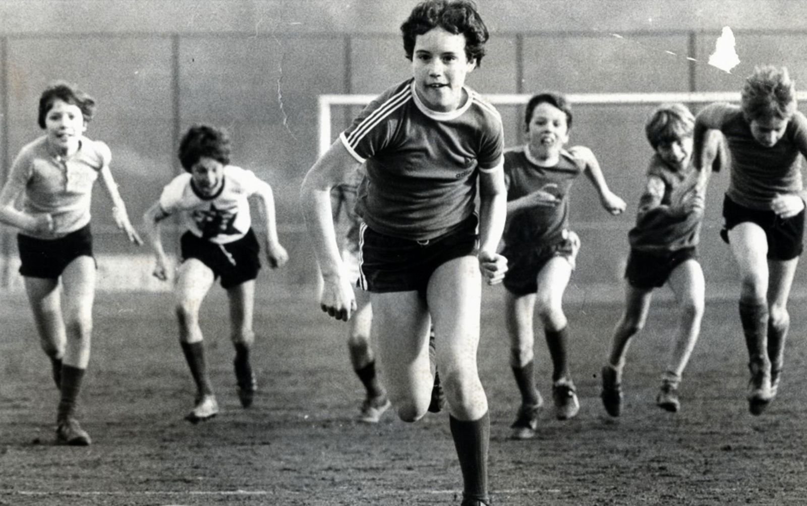 Fotos em Pe B de meninas correndo em um campo de futebol
