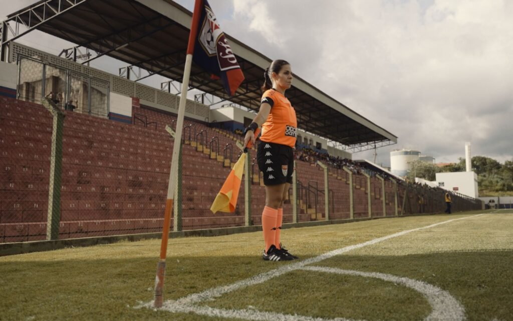foto de uma bandeirinha mulher em campo