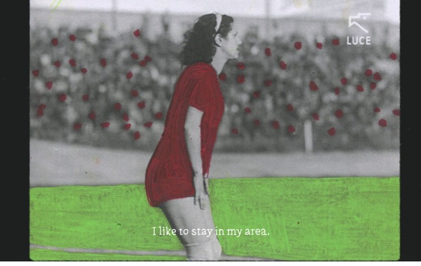 uma moça de lado, meio agachada. ela veste vermelho e está em um campo de futebol