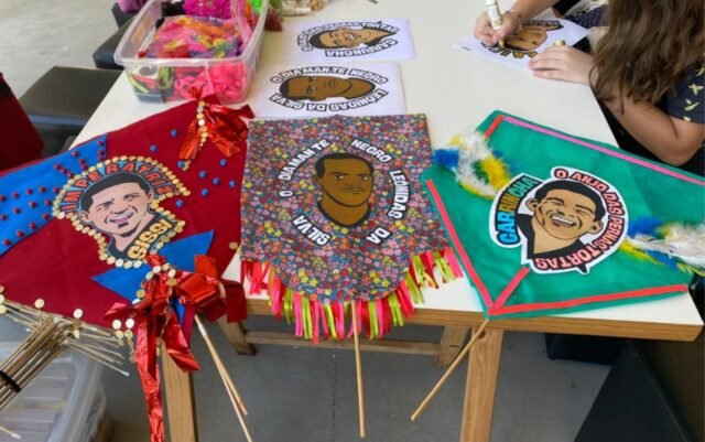 foto com a produção dos estandartes em cima de uma mesa.