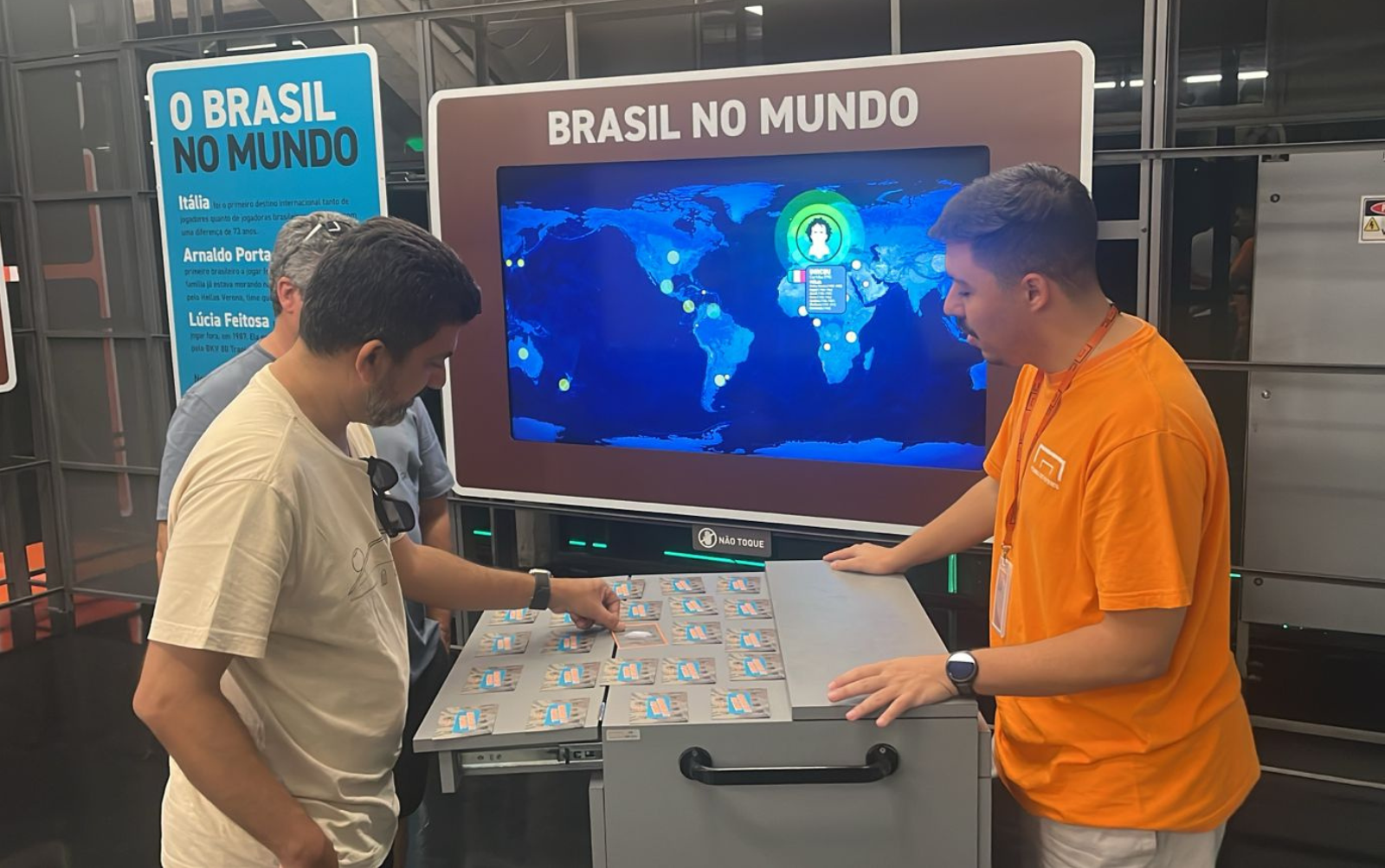 Imagem de um educador do Museu do Futebol jogando com o público a atividade Brincar de Futebol