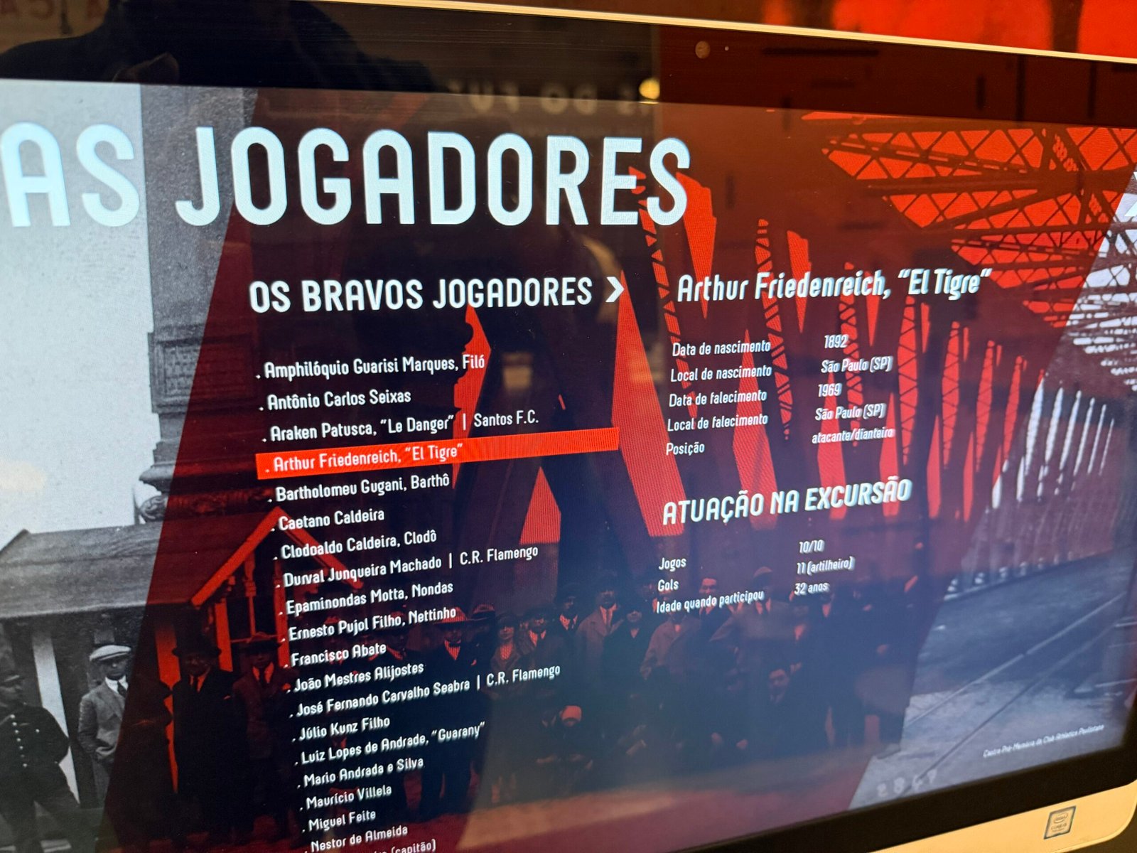 imagem da parte interativa da exposição. tela de computador com os nomes dos jogadores