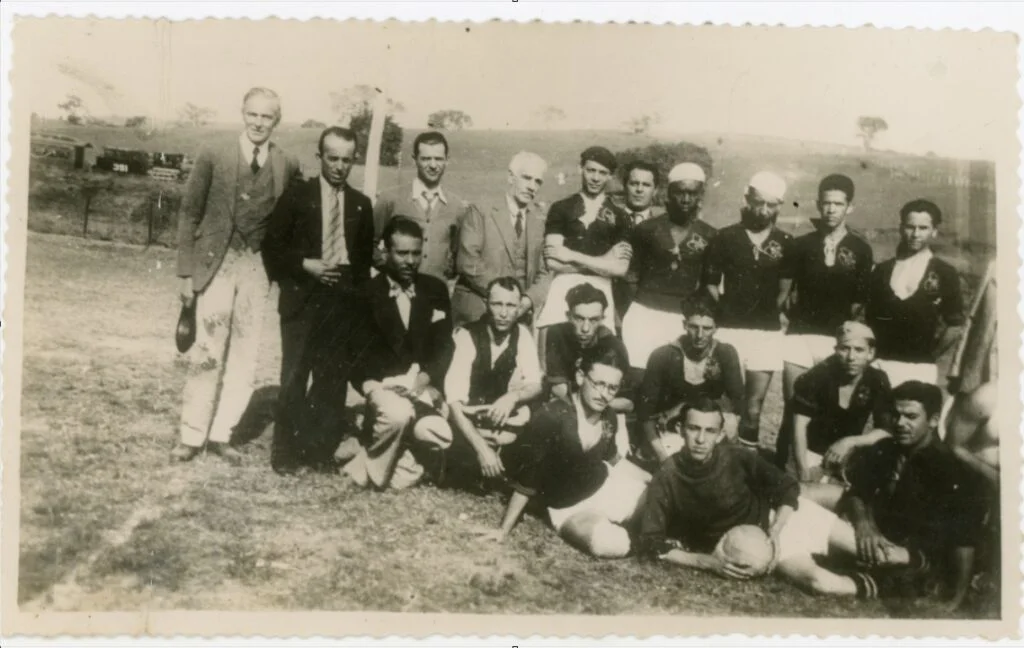 Imagem em preto e branco. Atletas e fundadores do E.C. Mogiana posam para retrato nos primórdios de sua existência. Jaguariúna, 1933.