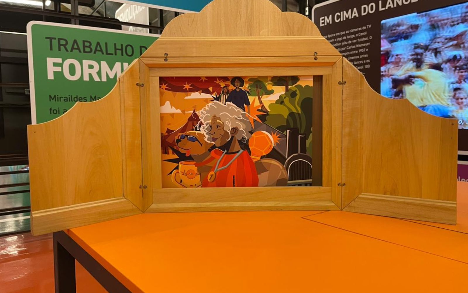 estrutura em madeira /miniatura que remete a um palco