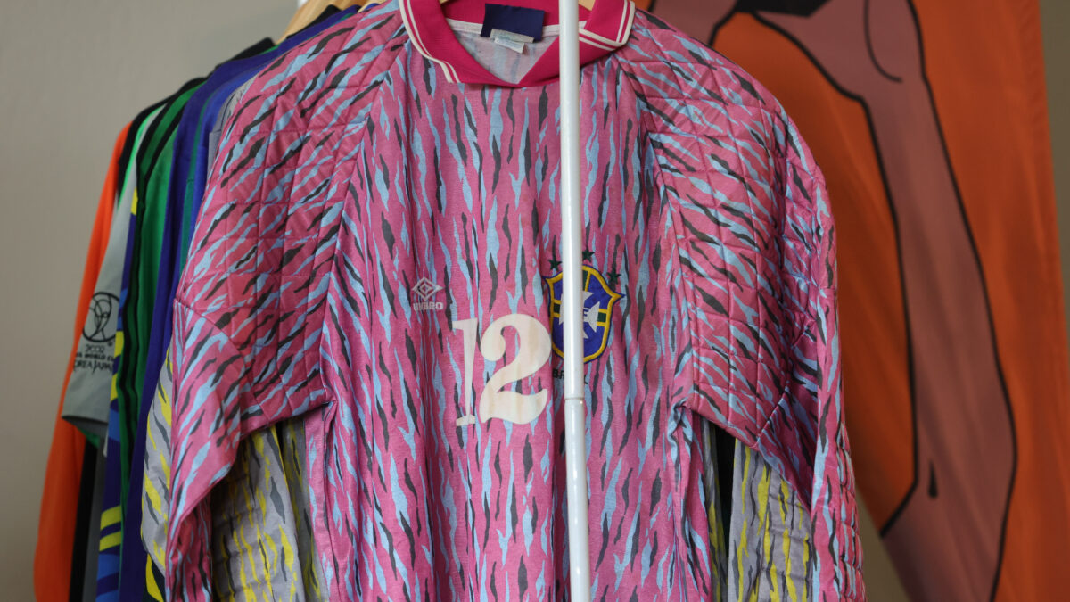 varal de camisas. na frente, uma camisa de goleiro, cor de rosa.