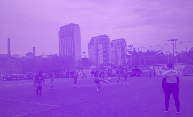 Imagem do documentário - jogadoras em campo e um fundo roxo
