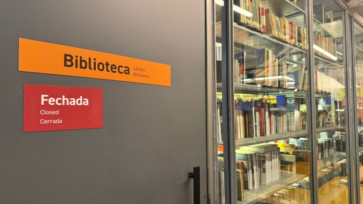 Foto da porta da biblioteca. nela tem um aviso escrito: fechado